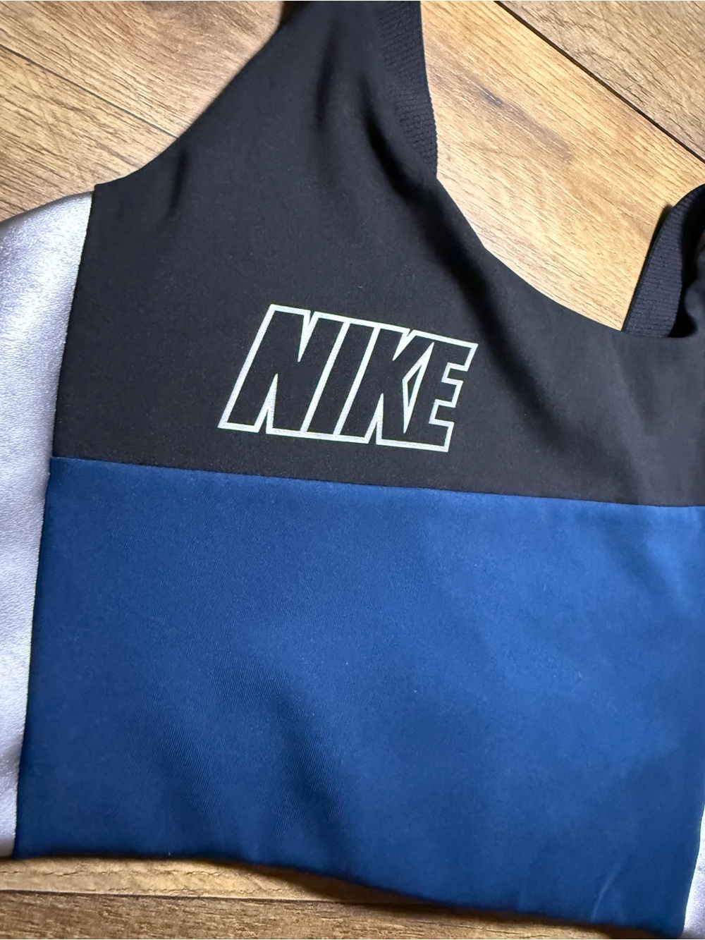 Women’s Nike Metallic Sports Bra Size Small - Picture 4 of 11